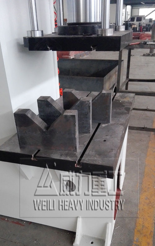 200噸單柱油壓機(jī)工作臺(tái)