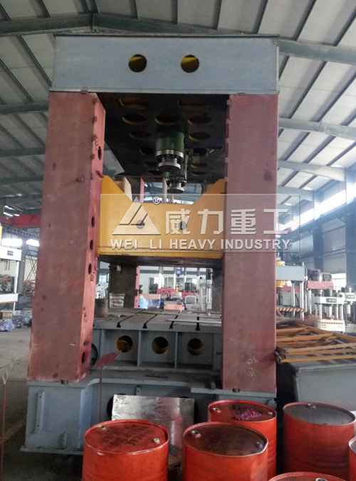 裝配中的315噸框式油壓機