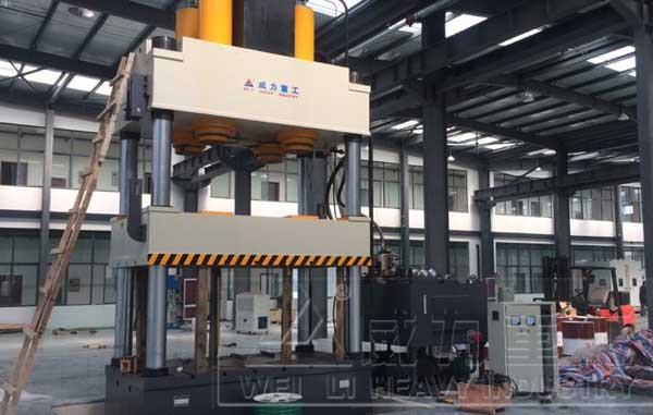1000噸四柱油壓機客戶安裝現(xiàn)場