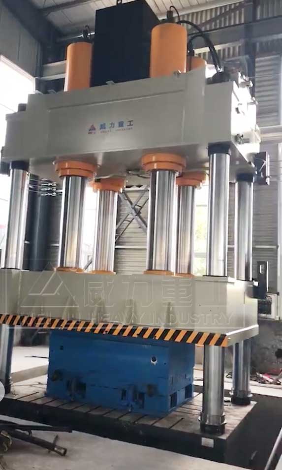 1600噸SMC復(fù)合材料成型油壓機(jī)客戶工作現(xiàn)場(chǎng)圖