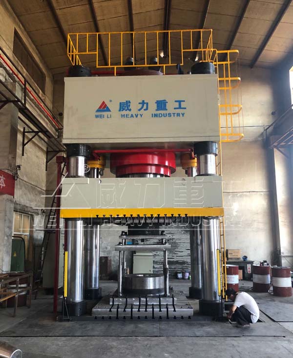 4000噸熱模鍛成型四柱油壓機客戶現(xiàn)場圖
