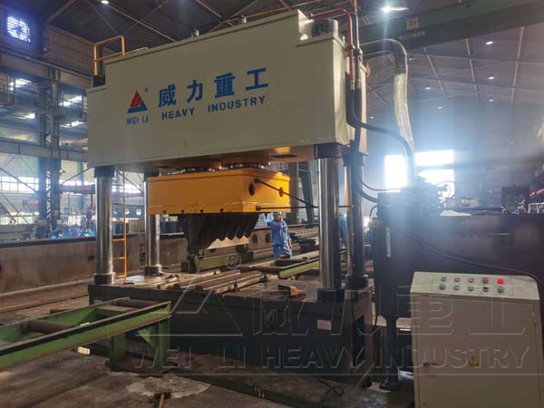 1000噸四柱校直液壓機客戶現(xiàn)場圖