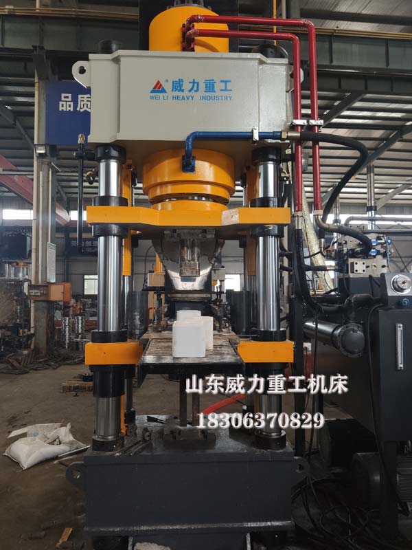 四柱油壓機