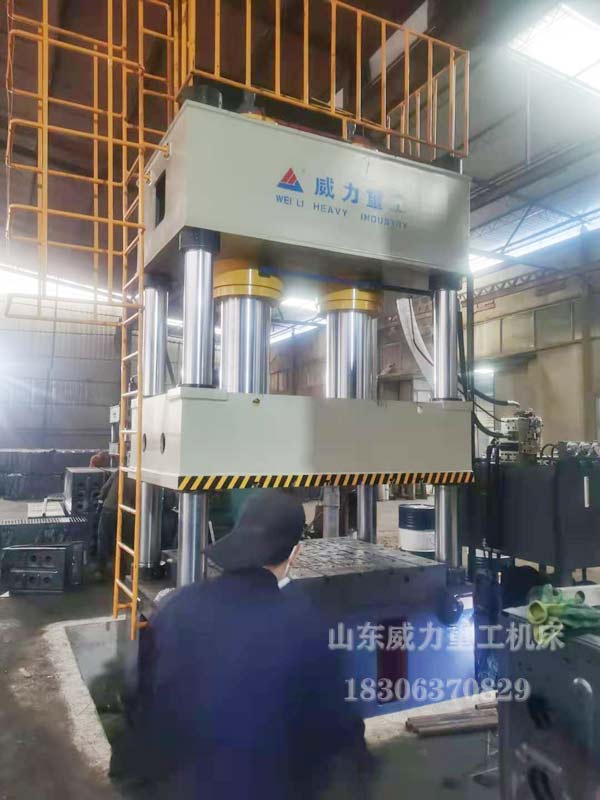 800噸四柱拉伸油壓機客戶現(xiàn)場安裝圖片