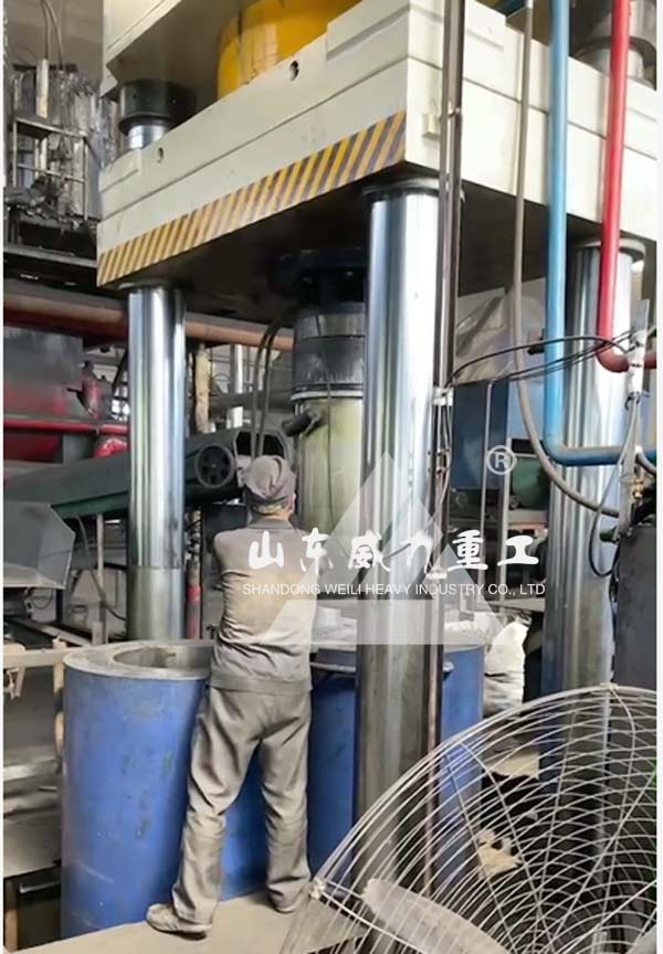 坩堝成型油壓機(jī)壓制現(xiàn)場圖
