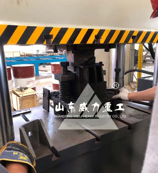 400噸四柱油壓機壓制細節(jié)圖