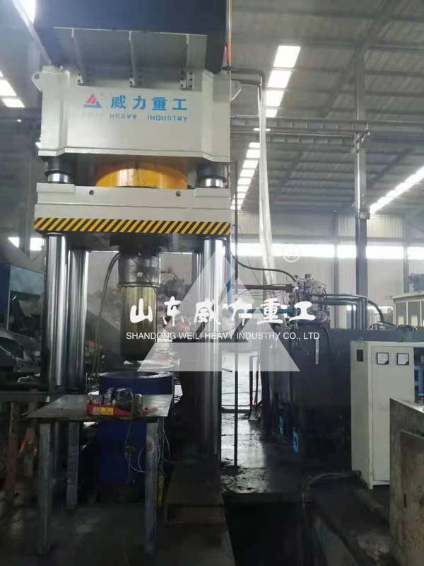 石墨坩堝油壓機(jī)客戶現(xiàn)場圖