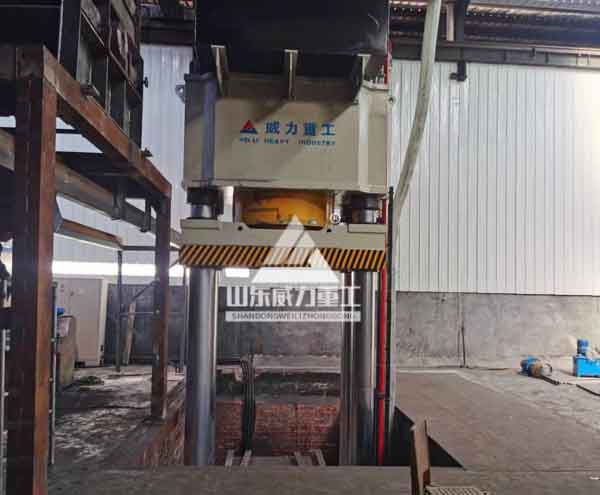 2000噸四柱油壓機(jī)客戶現(xiàn)場(chǎng)圖