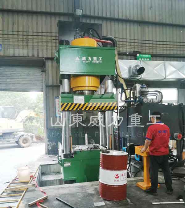800噸熱鍛成型油壓機(jī)安裝調(diào)試現(xiàn)場(chǎng)